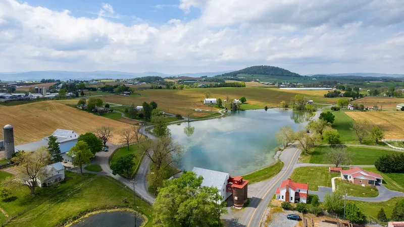 Cầu thủ Dayton và West Virginia đang tranh chấp bóng trên sân