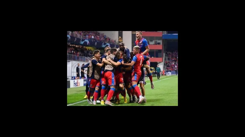 Cầu thủ Young Boys truyền bóng chính xác trong trận đấu với Plzen Cầu thủ Young Boys truyền bóng chính xác trong trận đấu với Plzen