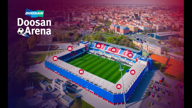 Cầu thủ Plzen và Young Boys đang đua nhau giành quyền kiểm soát bóng. Cầu thủ Plzen và Young Boys đang đua nhau giành quyền kiểm soát bóng.