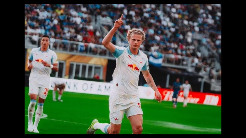 Cầu thủ Salzburg và Kharkiv đua tranh quả bóng trên sân cỏ Cầu thủ Salzburg và Kharkiv đua tranh quả bóng trên sân cỏ