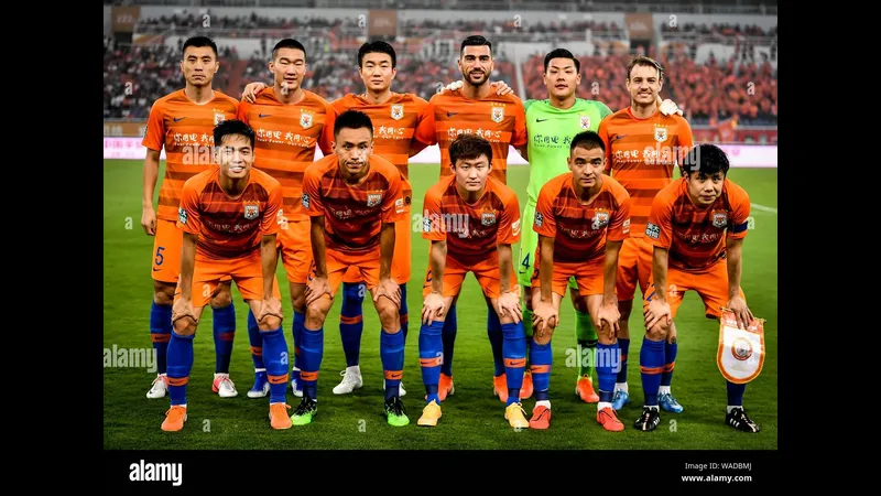 Cầu thủ Shandong Taishan và Yunnan Yukun tranh chấp bóng trên sân - Dự đoán số Cầu thủ Shandong Taishan và Yunnan Yukun tranh chấp bóng trên sân - Dự đoán số