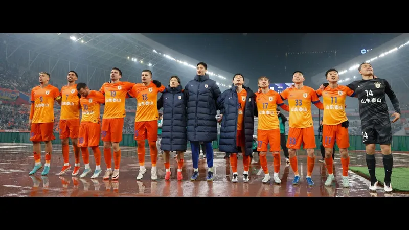 Cầu thủ Shandong Taishan nỗ lực giữ bóng trước Yunnan Yukun. Cầu thủ Shandong Taishan nỗ lực giữ bóng trước Yunnan Yukun.