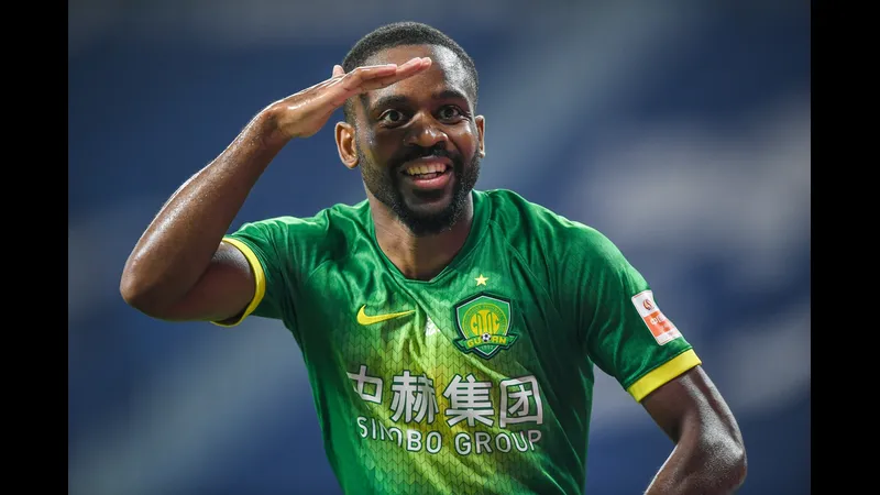 Cầu thủ của Shanghai Shenhua và Beijing Guoan tranh chấp bóng Cầu thủ của Shanghai Shenhua và Beijing Guoan tranh chấp bóng