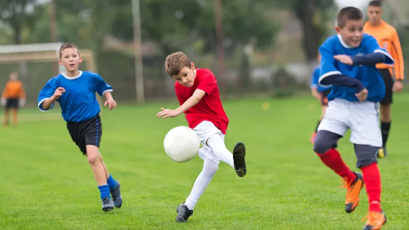 Cầu thủ Sport Boys giữ bóng trước sự áp đảo của đối thủ Comerciantes Cầu thủ Sport Boys giữ bóng trước sự áp đảo của đối thủ Comerciantes